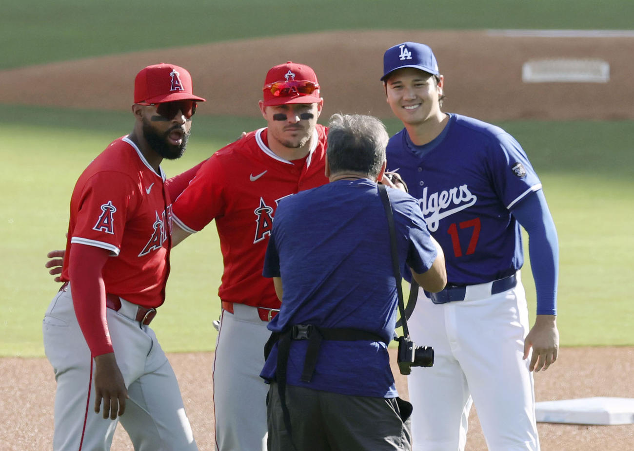 試合前にエンゼルスのトラウト（中央）らと記念写真に納まるドジャース大谷（右）（共同）