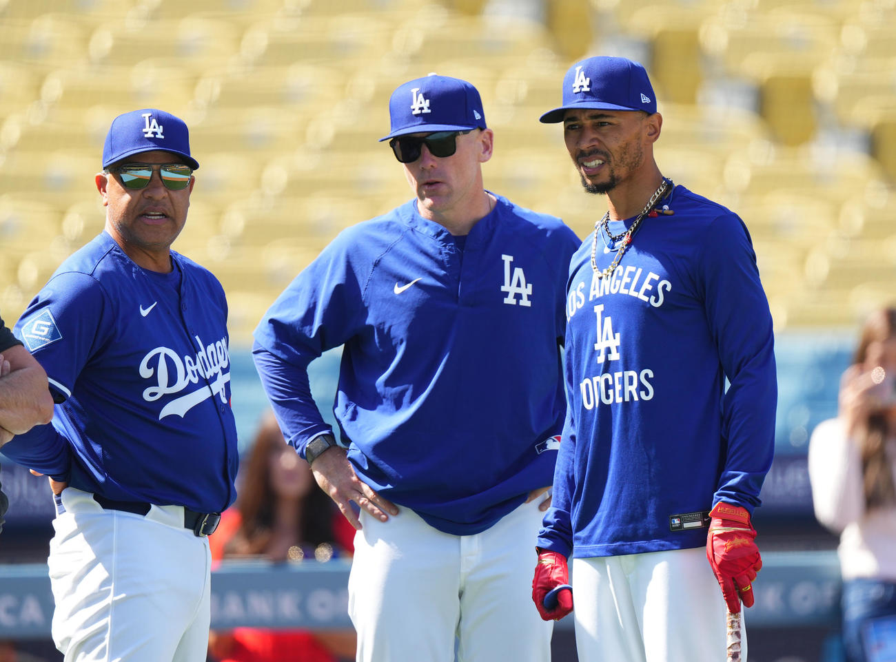ドジャース対エンゼルス　試合前、ロバーツ監督（左）と話すドジャースのベッツ（2025年3月23日撮影）