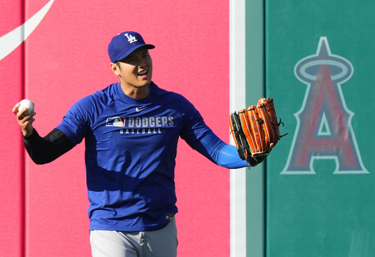 オープン戦エンゼルス対ドジャース　試合前、リラックスした表情でキャッチボールをするドジャース大谷（撮影・菅敏）