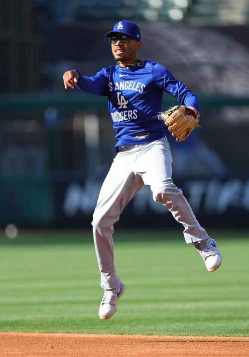 オープン戦エンゼルス対ドジャース　試合前、守備練習をするドジャース・ベッツ（撮影・菅敏）