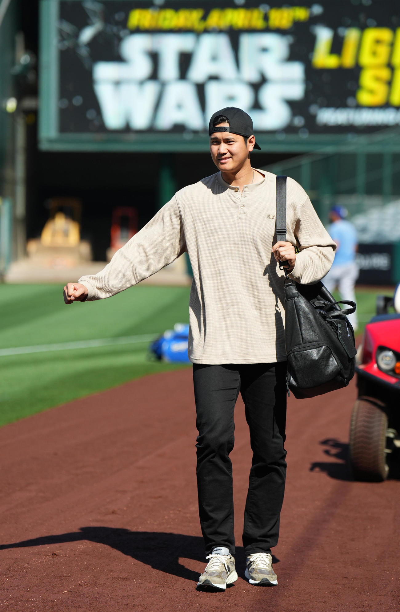 オープン戦エンゼルス対ドジャース　球場に到着し、私服姿で移動するドジャース大谷（撮影・菅敏）