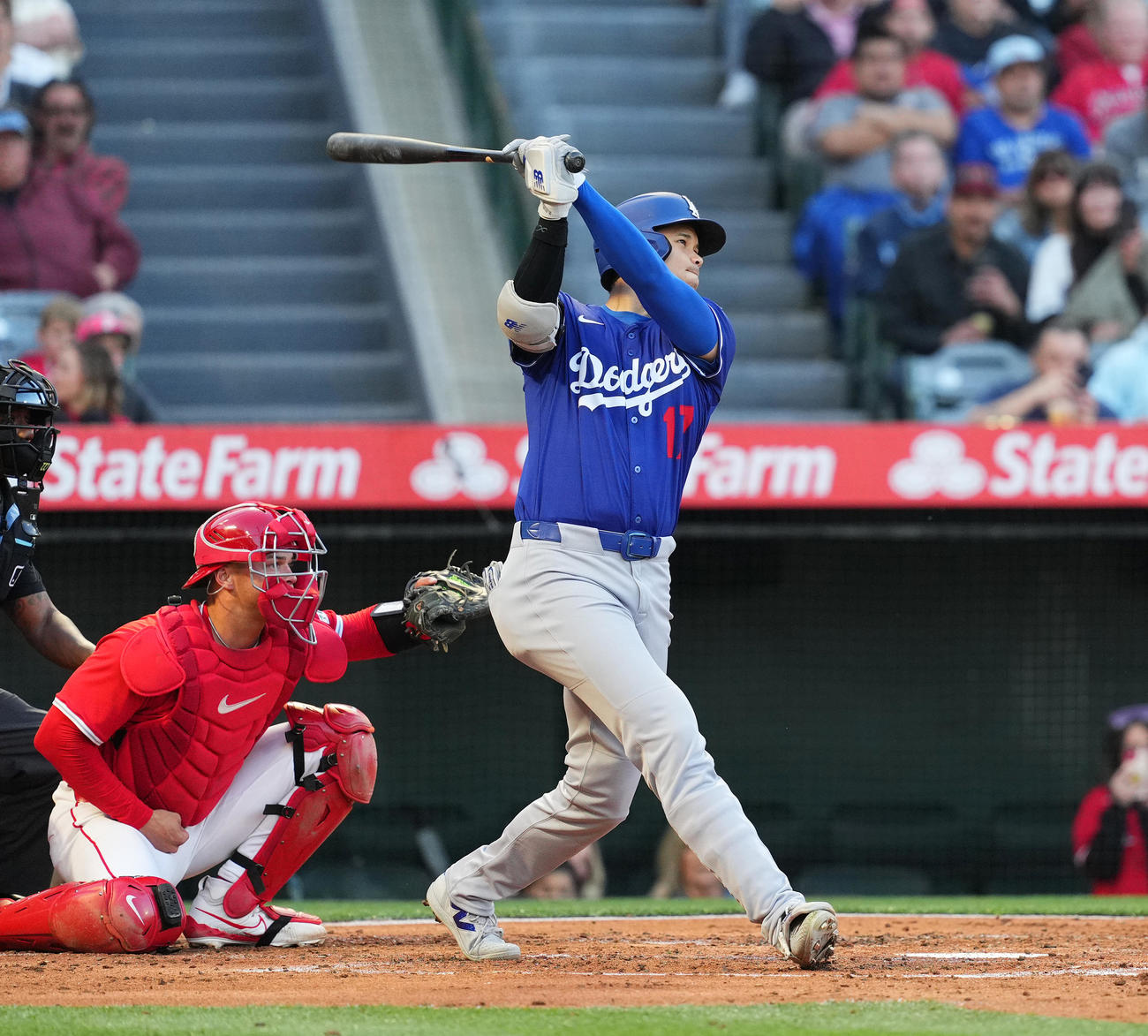 オープン戦エンゼルス対ドジャース　3回表ドジャース1死、右中間にフェンス直撃の二塁打を放つ大谷（撮影・菅敏）