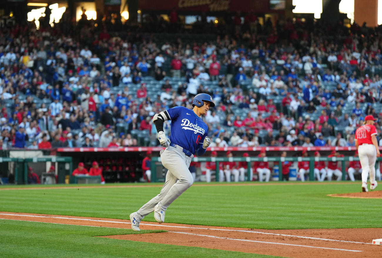 オープン戦エンゼルス対ドジャース　3回表ドジャース1死、右中間にフェンス直撃の二塁打を放ち、一塁を駆け回る大谷（撮影・菅敏）