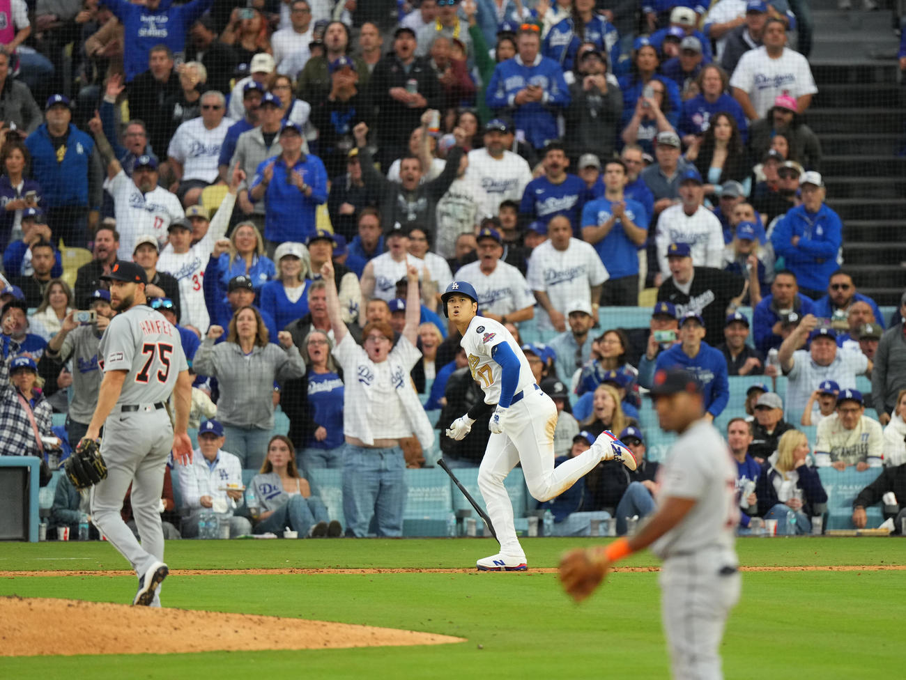 ドジャース対タイガース　7回裏ドジャース2死、左越えに今季2号ソロ本塁打を放つ大谷（撮影・菅敏）