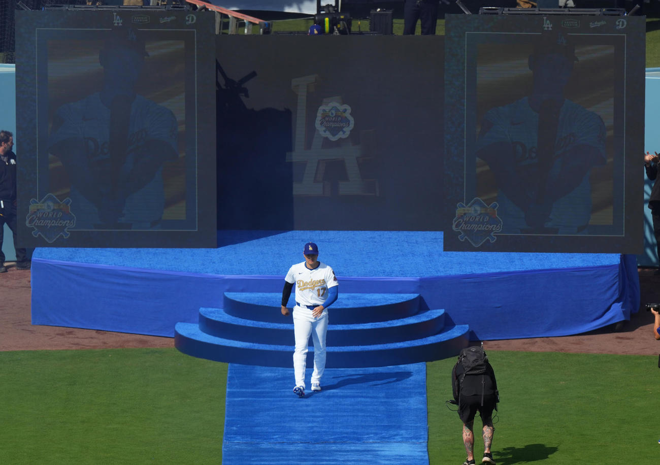 ドジャース対タイガース　本拠地開幕のセレモニーでフィールドに登場するドジャース大谷（撮影・菅敏）
