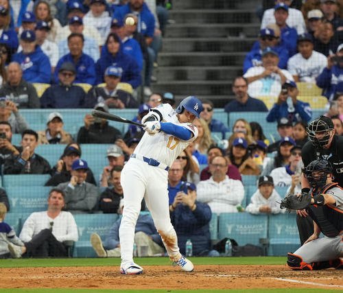 ドジャース対タイガース　7回裏ドジャース2死、左越えに今季2号ソロ本塁打を放つ大谷（撮影・菅敏）