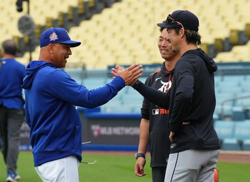 ドジャース対タイガース　試合前、ドジャースのロバーツ監督（左）に握手であいさつするタイガース前田（撮影・菅敏）