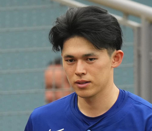 ドジャース対タイガース　試合前、さわやかなヘアスタイルで練習をするドジャース佐々木（撮影・菅敏）