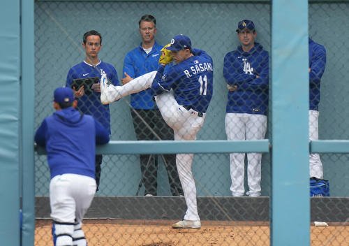 ドジャース対タイガース　試合前、ブルペンで投球練習をするドジャース佐々木（撮影・菅敏）