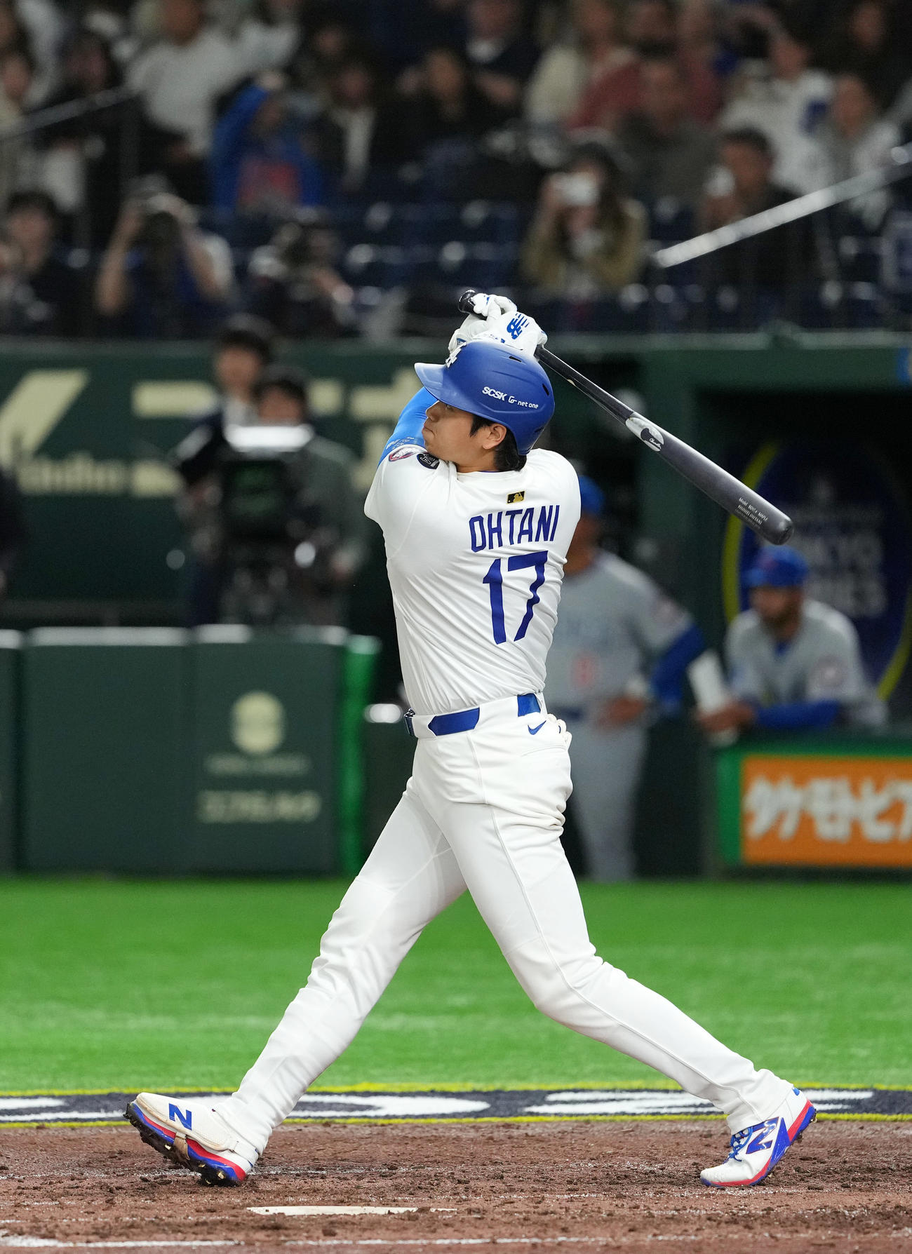19日、カブス対ドジャース　5回表ドジャース1死、右中間へ本塁打を放つ大谷