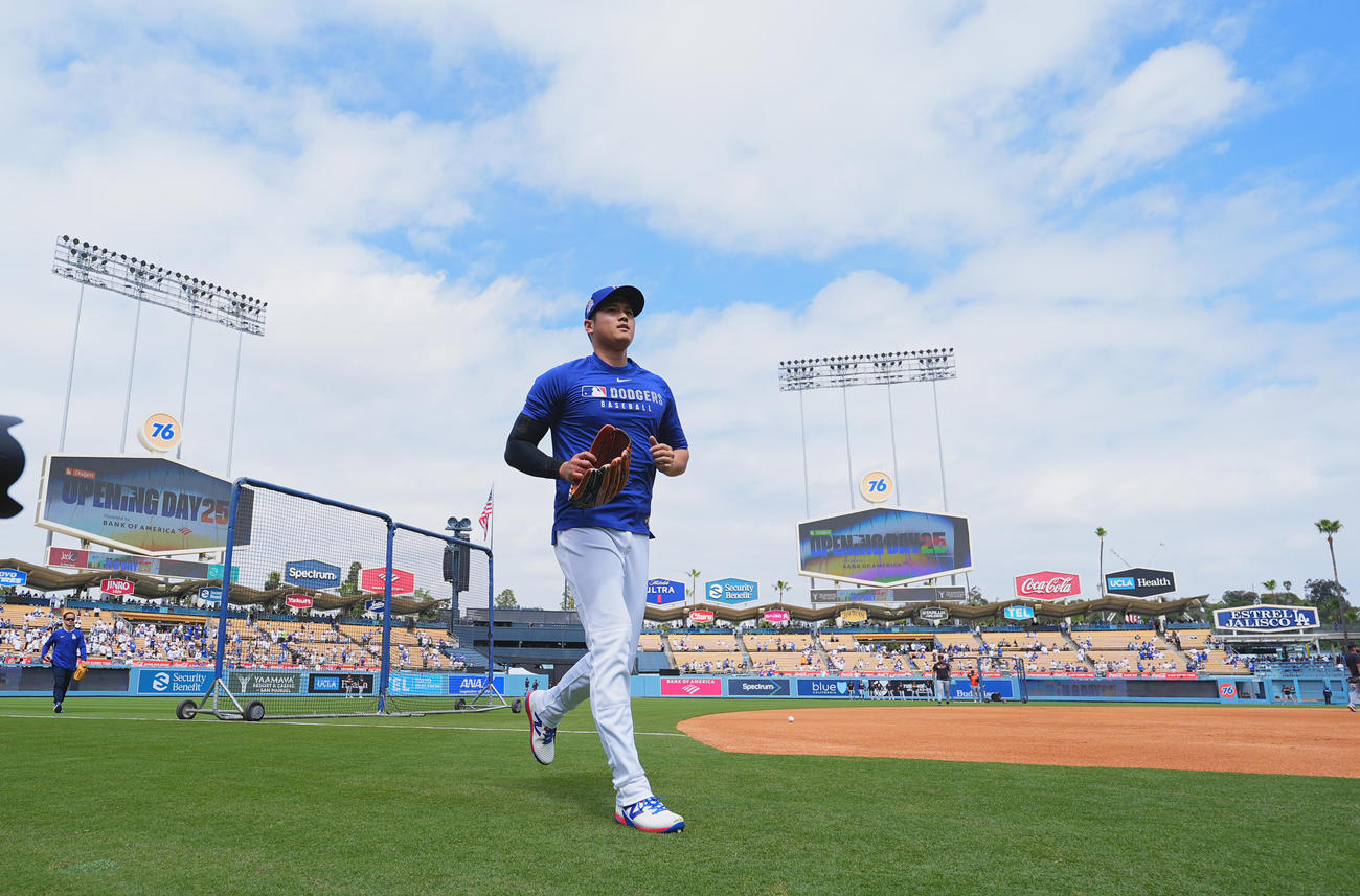 ドジャース対タイガース　試合前、キャッチボールを終え、ロッカールームに戻るドジャース大谷（撮影・菅敏）