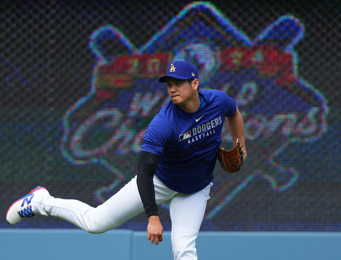 ドジャース対タイガース　試合前、キャッチボールをするドジャース大谷（撮影・菅敏）