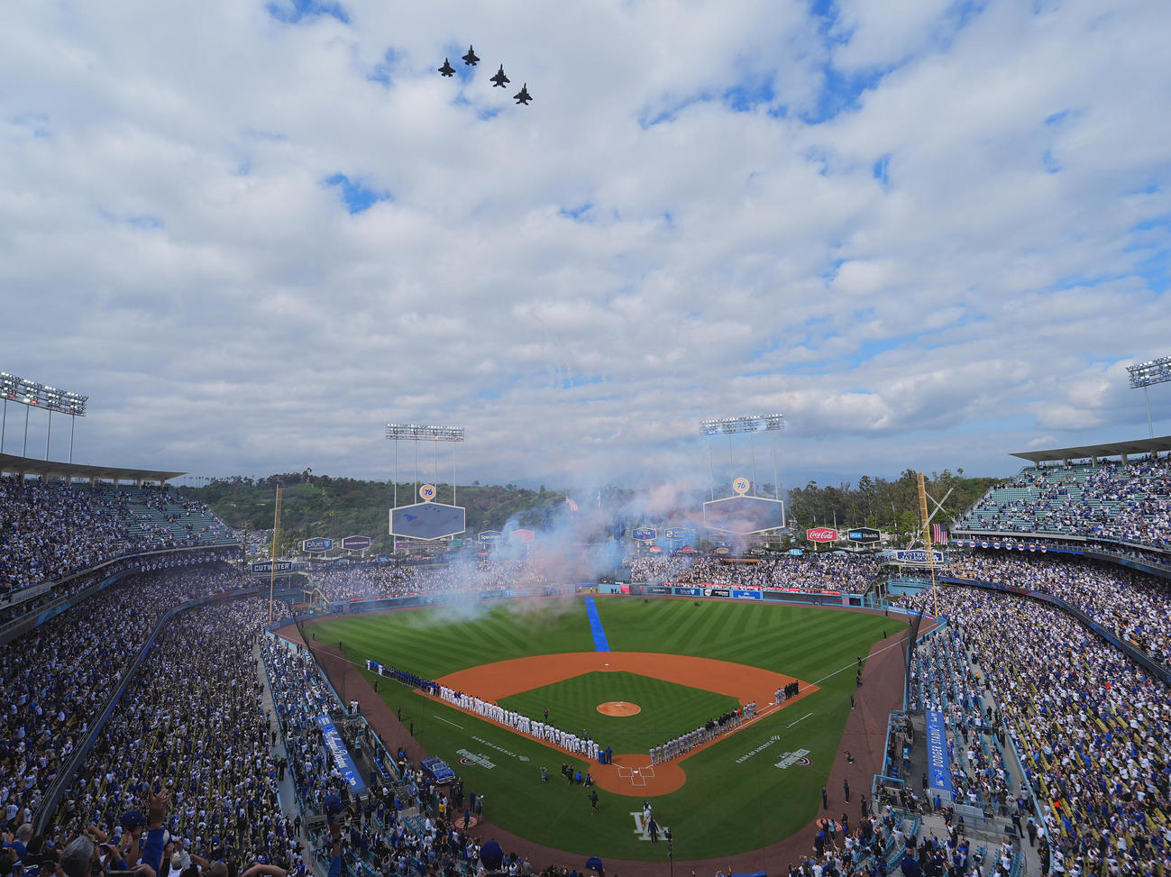 ドジャース対タイガース　本拠地開幕のセレモニーで両軍がフィールドに整列し、上空には戦闘機が通過する（撮影・菅敏）