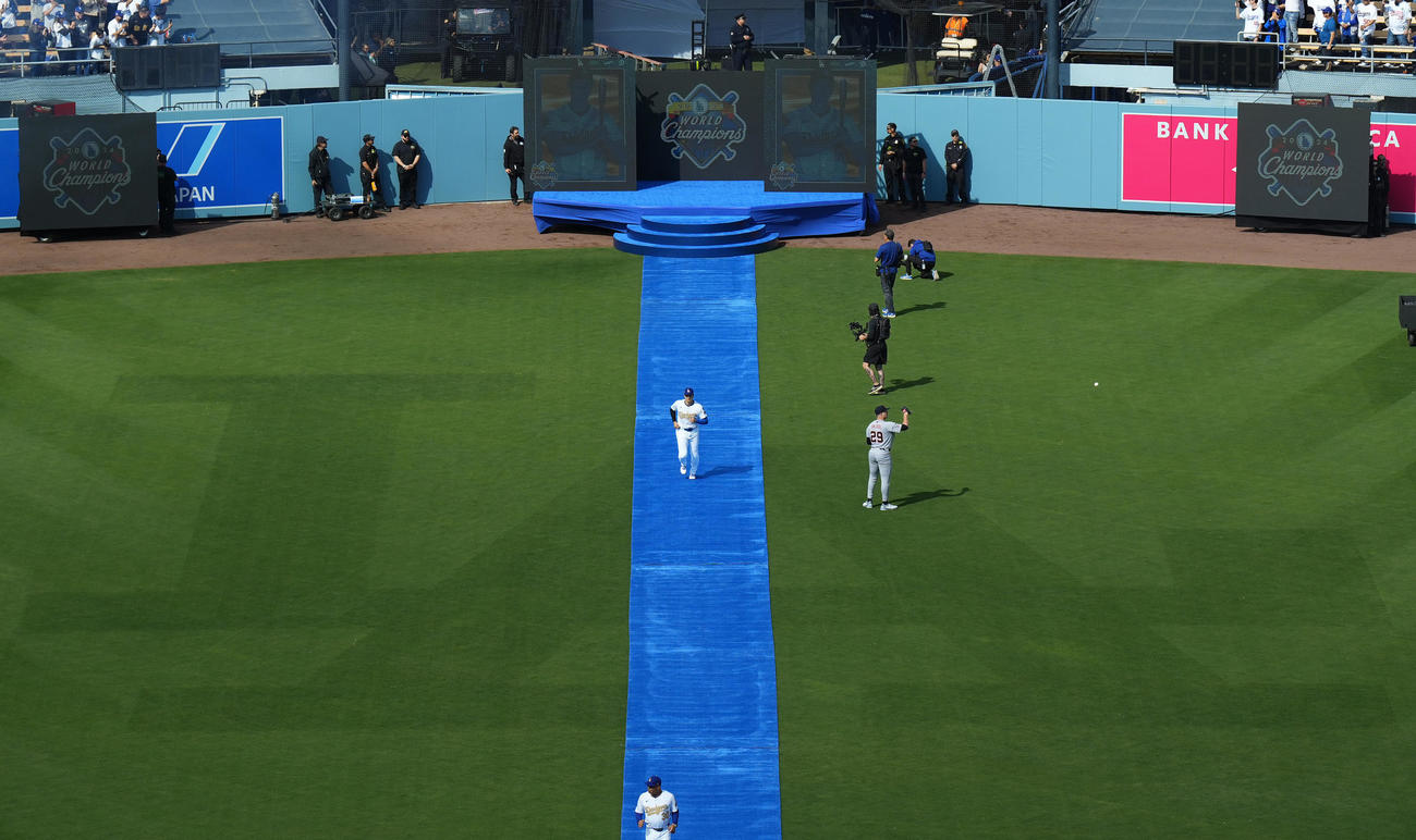 ドジャース対タイガース　本拠地開幕のセレモニーでフィールドに登場するドジャース大谷（撮影・菅敏）