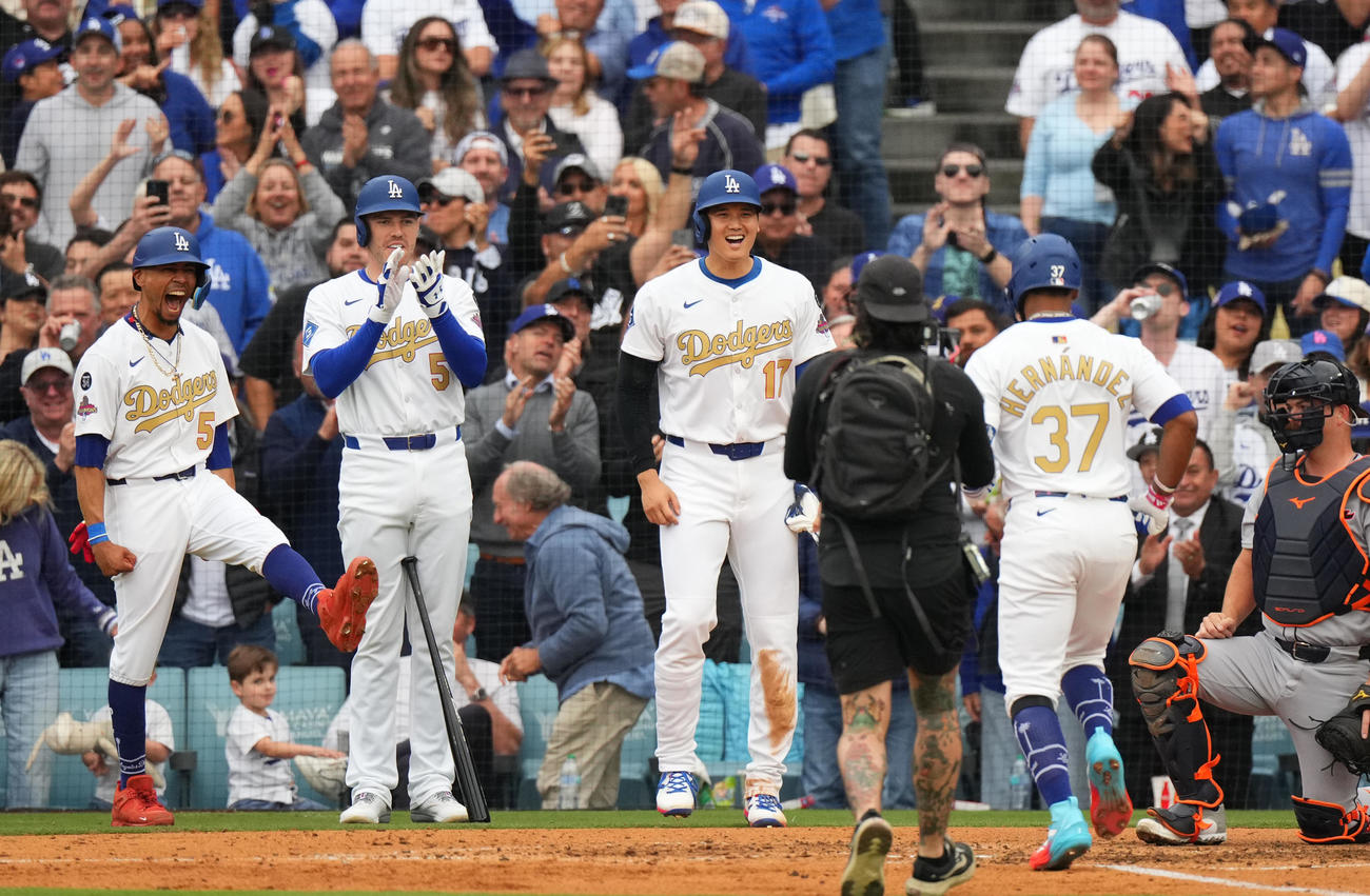 ドジャース対タイガース　5回裏ドジャース2死一、二塁、3点本塁打を放ったT・ヘルナンデス（右）を笑顔で迎える二塁走者大谷翔平（左から2人目）、左は一塁走者ベッツ、左から2人目はフリーマン（撮影・菅敏）