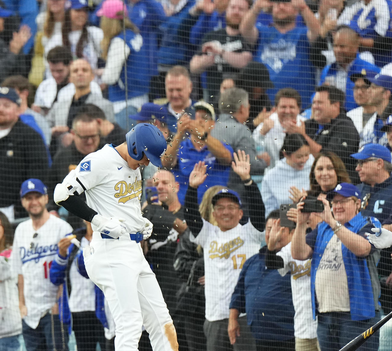 ドジャース対タイガース　7回裏ドジャース2死、左越えに今季2号ソロ本塁打を放ち、ヒマワリの種を浴びる大谷（撮影・菅敏）