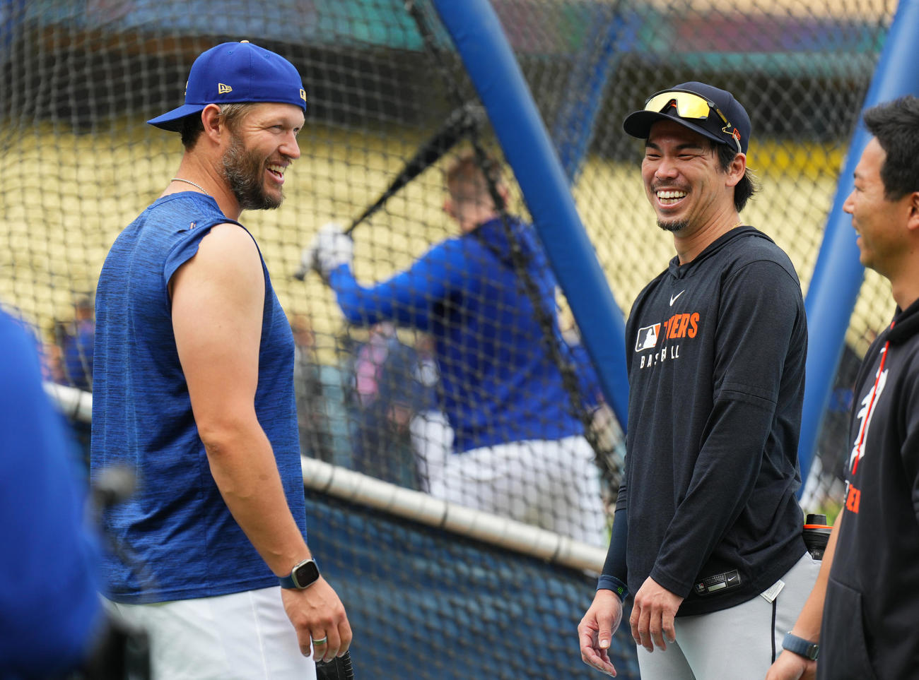 ドジャース対タイガース　試合前、ドジャース・カーショー（左）と談笑するタイガース前田（撮影・菅敏）