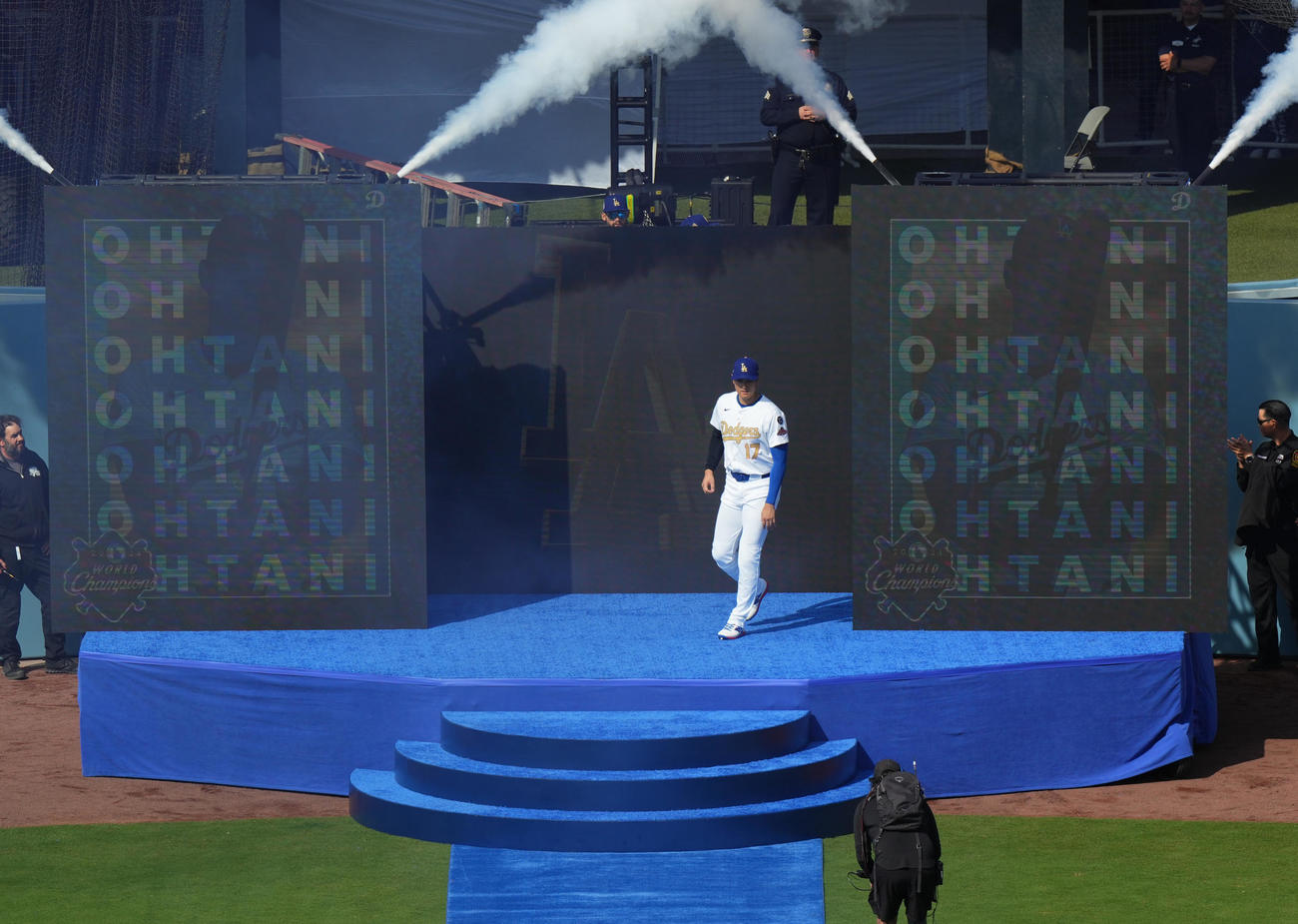 ドジャース対タイガース　本拠地開幕のセレモニーでフィールドに登場するドジャース大谷（撮影・菅敏）