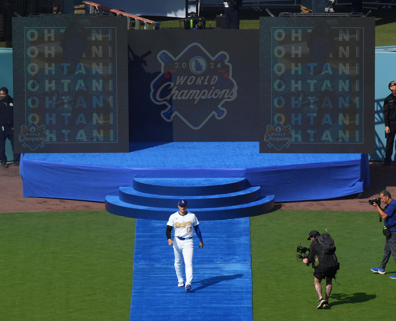 ドジャース対タイガース　本拠地開幕のセレモニーでフィールドに登場するドジャース大谷（撮影・菅敏）