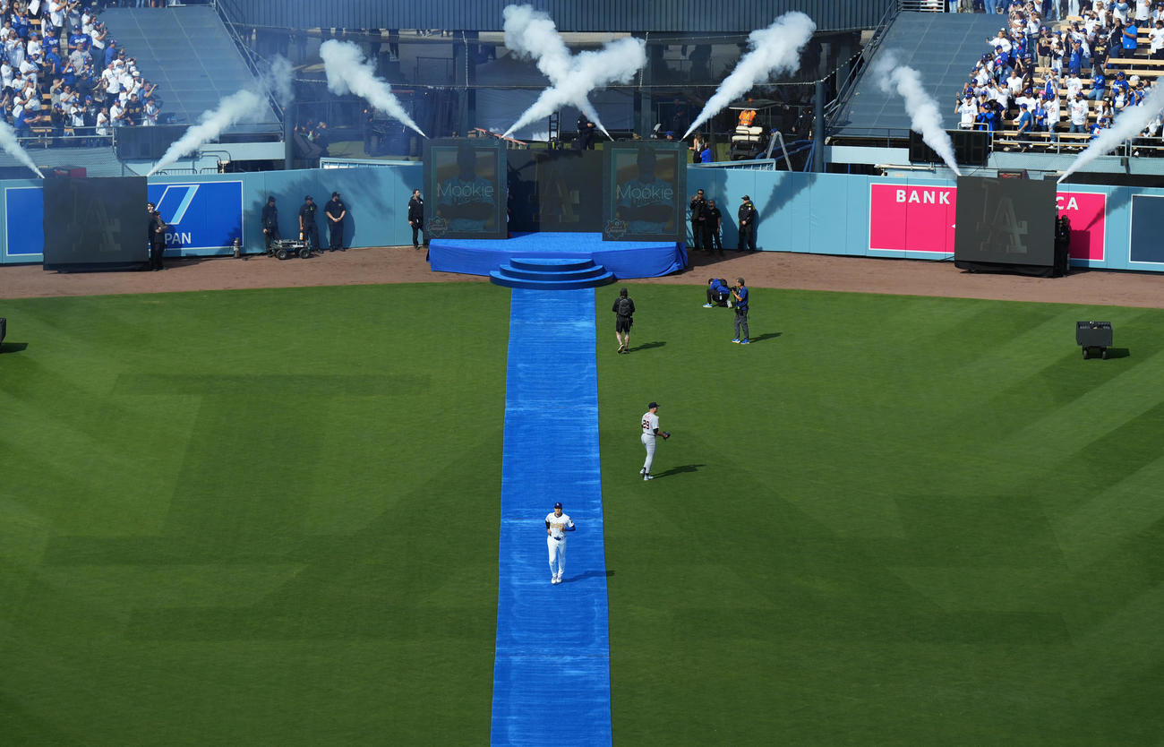 ドジャース対タイガース　本拠地開幕のセレモニーでフィールドに登場するドジャース大谷（撮影・菅敏）