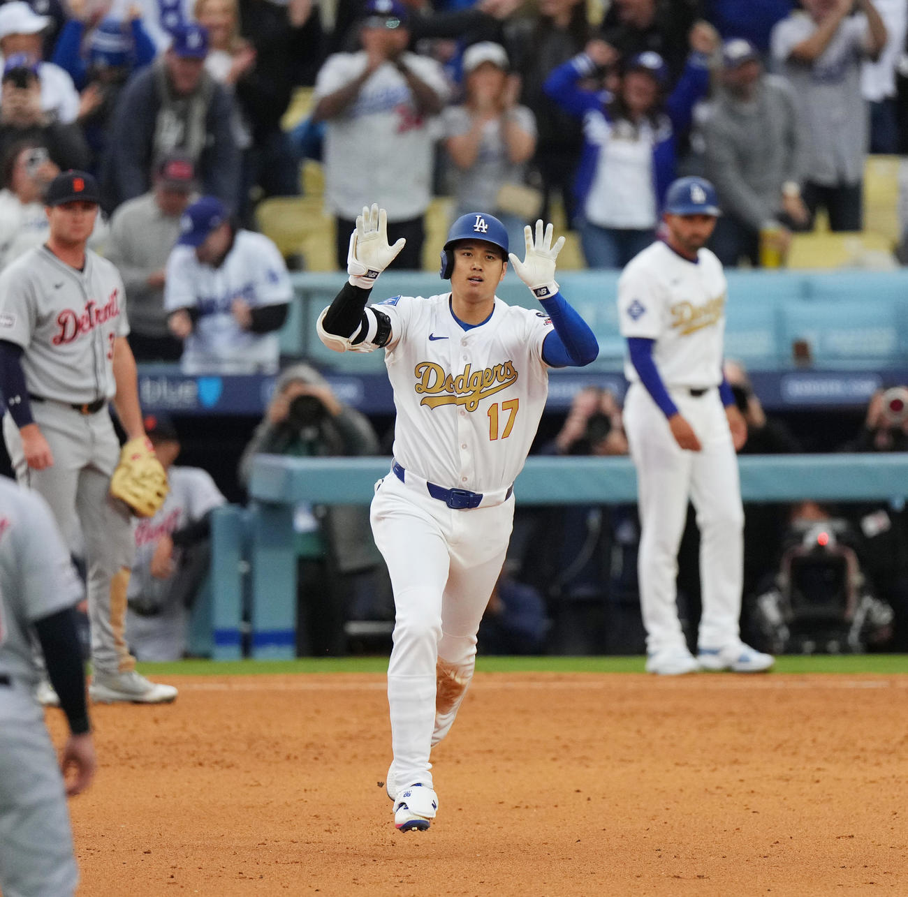 ドジャース対タイガース　7回裏ドジャース2死、左越えに今季2号ソロ本塁打を放ち、ダイヤモンドを回りながらポーズをとる大谷（撮影・菅敏）