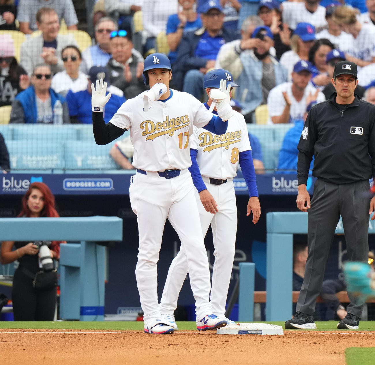 ドジャース対タイガース　3回裏ドジャース2死、右前打を放ち、ポーズをとる大谷（撮影・菅敏）