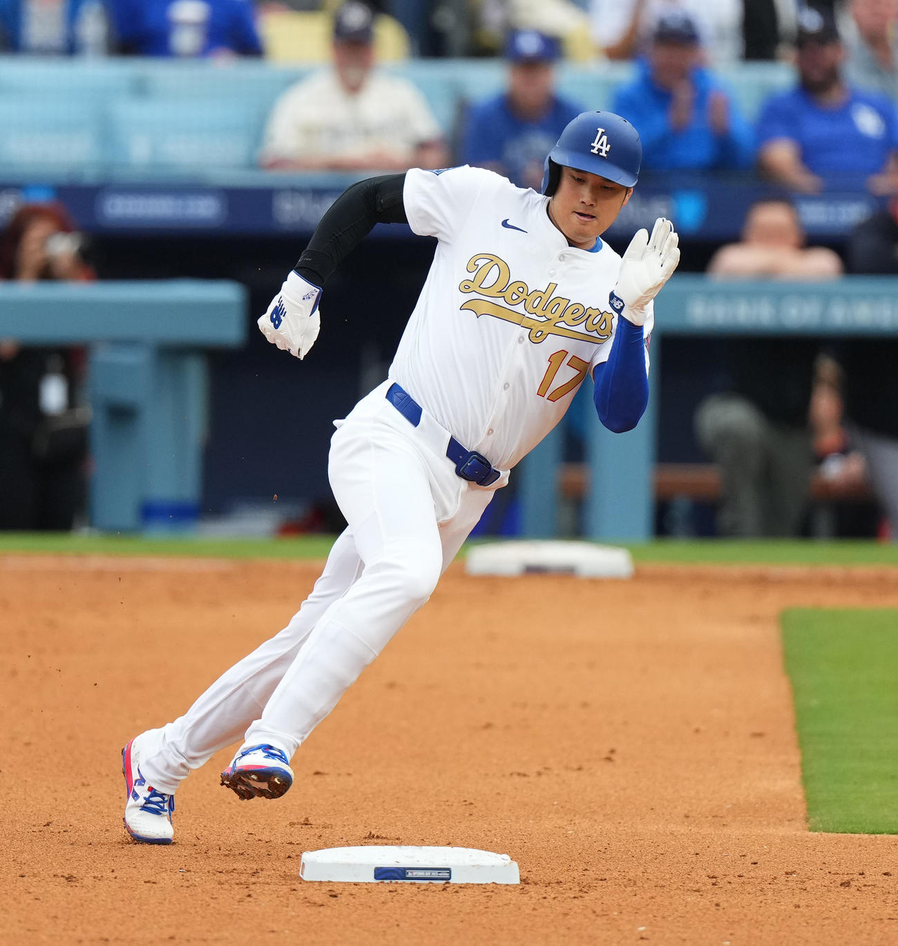 ドジャース対タイガース　3回裏ドジャース2死一塁、ベッツの右前打で一塁から疾走し、三塁に向かう大谷（撮影・菅敏）