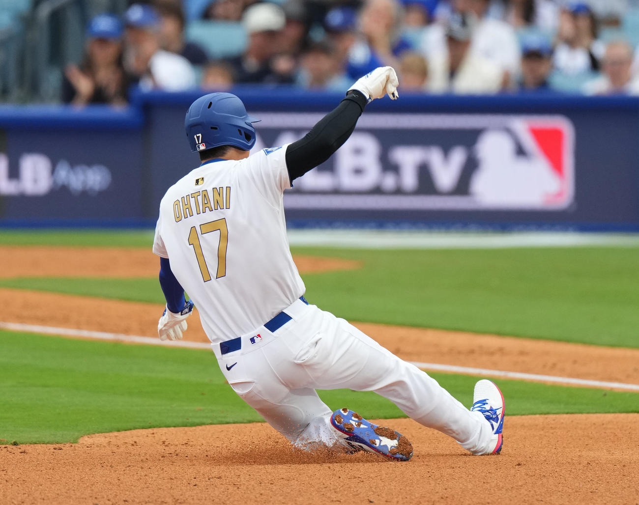 ドジャース対タイガース　3回裏ドジャース2死一塁、ベッツの右前打で一塁から疾走し、三塁に滑り込む大谷（撮影・菅敏）