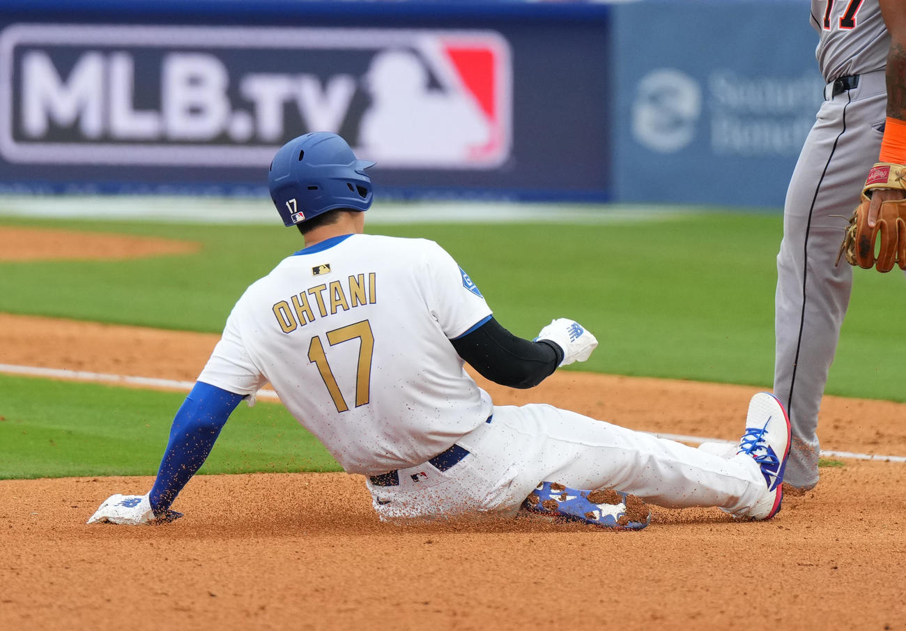 ドジャース対タイガース　3回裏ドジャース2死一塁、ベッツの右前打で一塁から疾走し、三塁に滑り込む大谷（撮影・菅敏）
