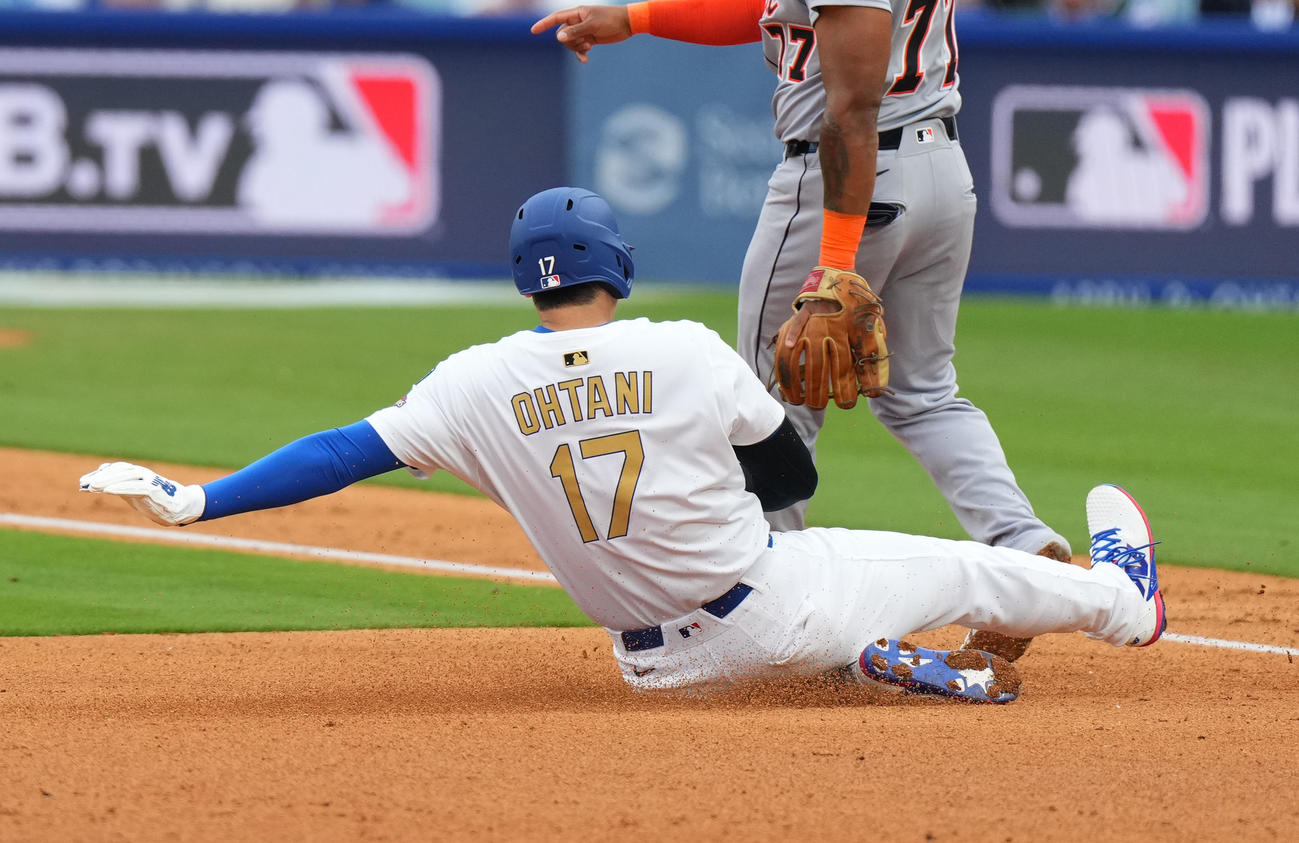 ドジャース対タイガース　3回裏ドジャース2死一塁、ベッツの右前打で一塁から疾走し、三塁に滑り込む大谷（撮影・菅敏）