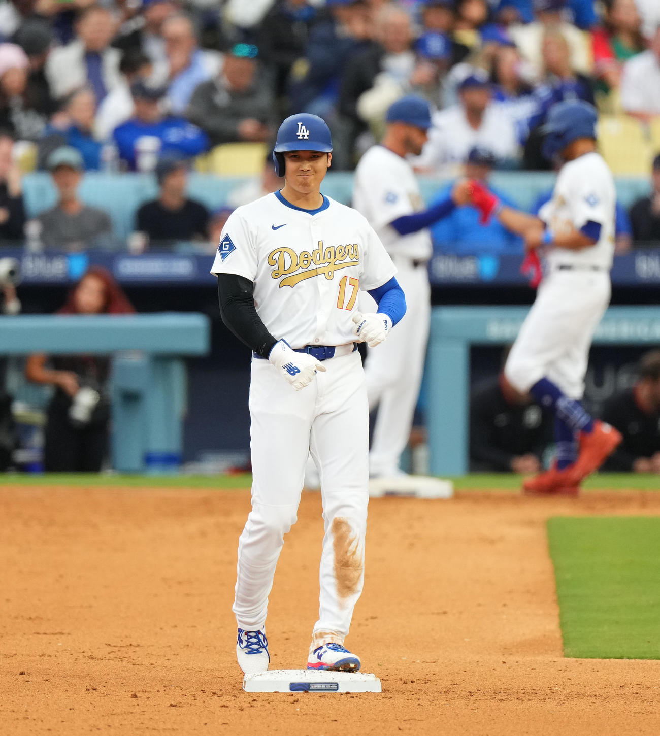 ドジャース対タイガース　5回裏ドジャース2死、ベッツの四球で二塁に進み笑顔を見せる大谷（撮影・菅敏）