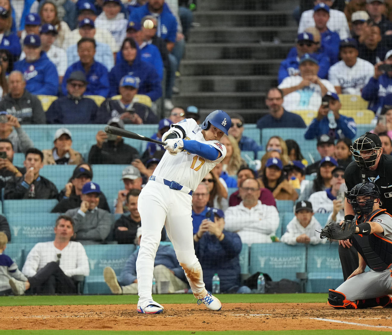 ドジャース対タイガース　7回裏ドジャース2死、左越えに今季2号ソロ本塁打を放つ大谷（撮影・菅敏）