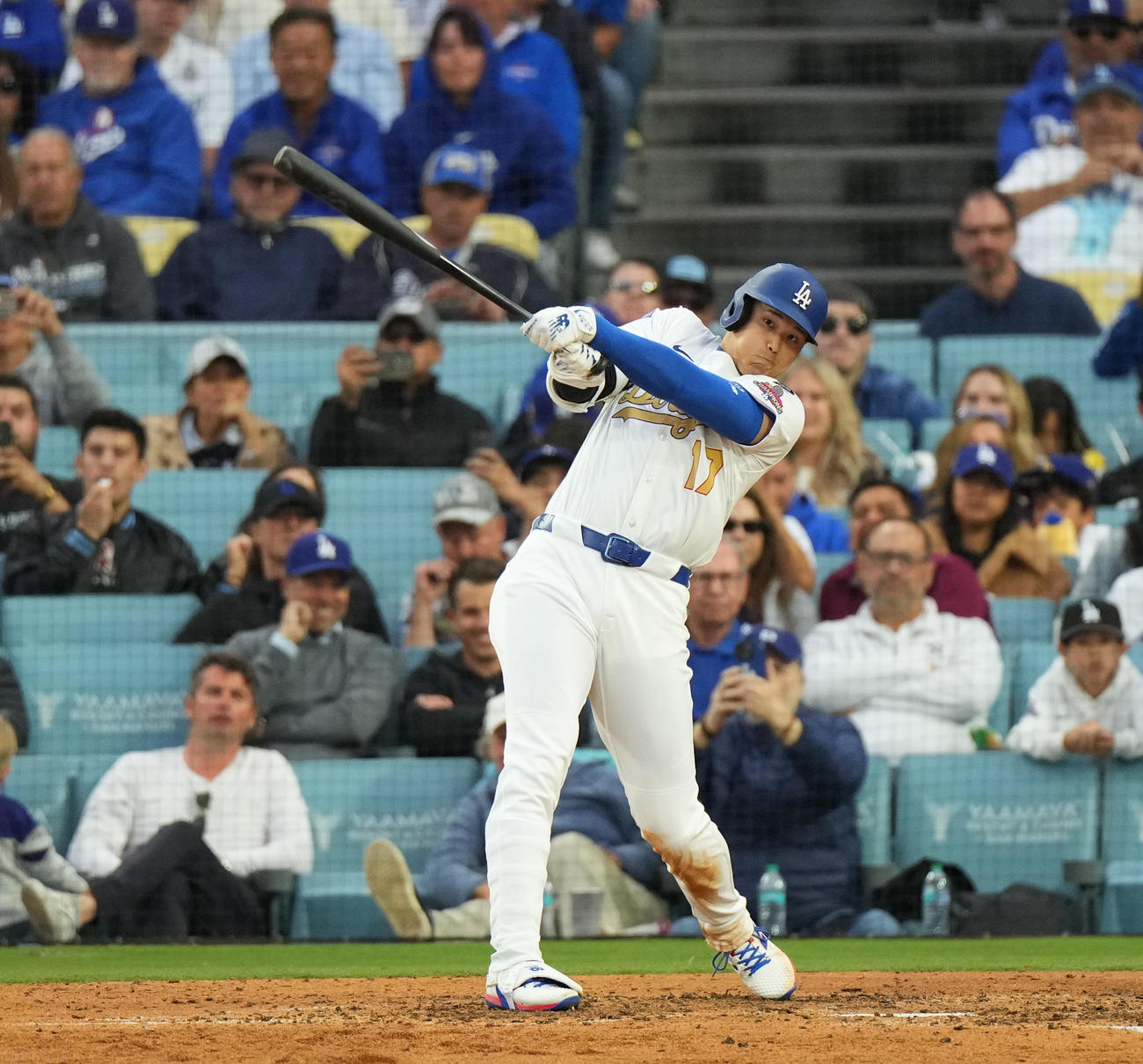 ドジャース対タイガース　7回裏ドジャース2死、左越えに今季2号ソロ本塁打を放つ大谷（撮影・菅敏）
