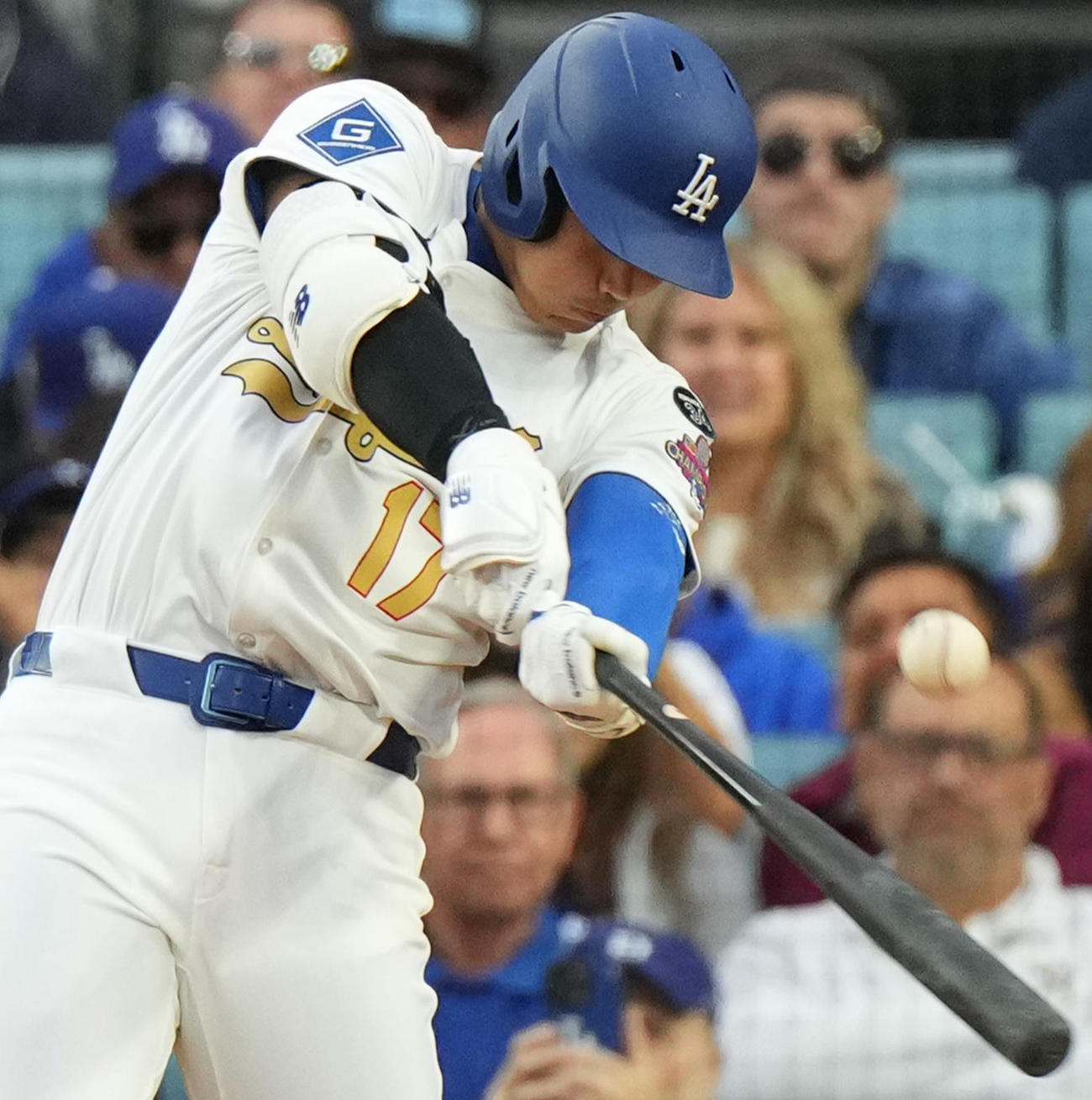ドジャース対タイガース　7回裏ドジャース2死、左越えに今季2号ソロ本塁打を放つ大谷（撮影・菅敏）