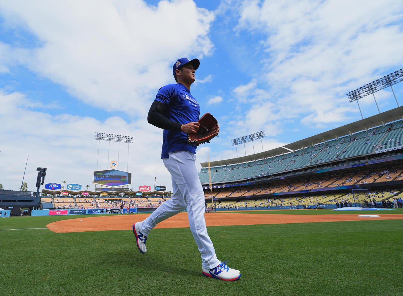 ドジャース対タイガース　試合前、キャッチボールを終え、ロッカールームに戻るドジャース大谷（撮影・菅敏）