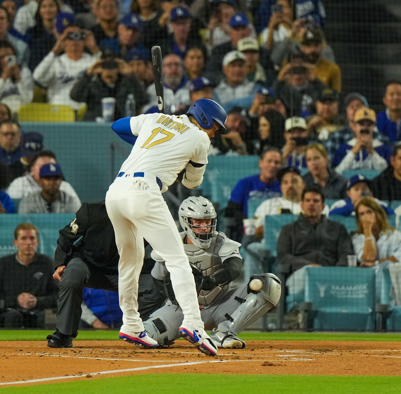 ドジャース対タイガース　1回裏ドジャース無死、四球を選ぶ大谷（撮影・菅敏）
