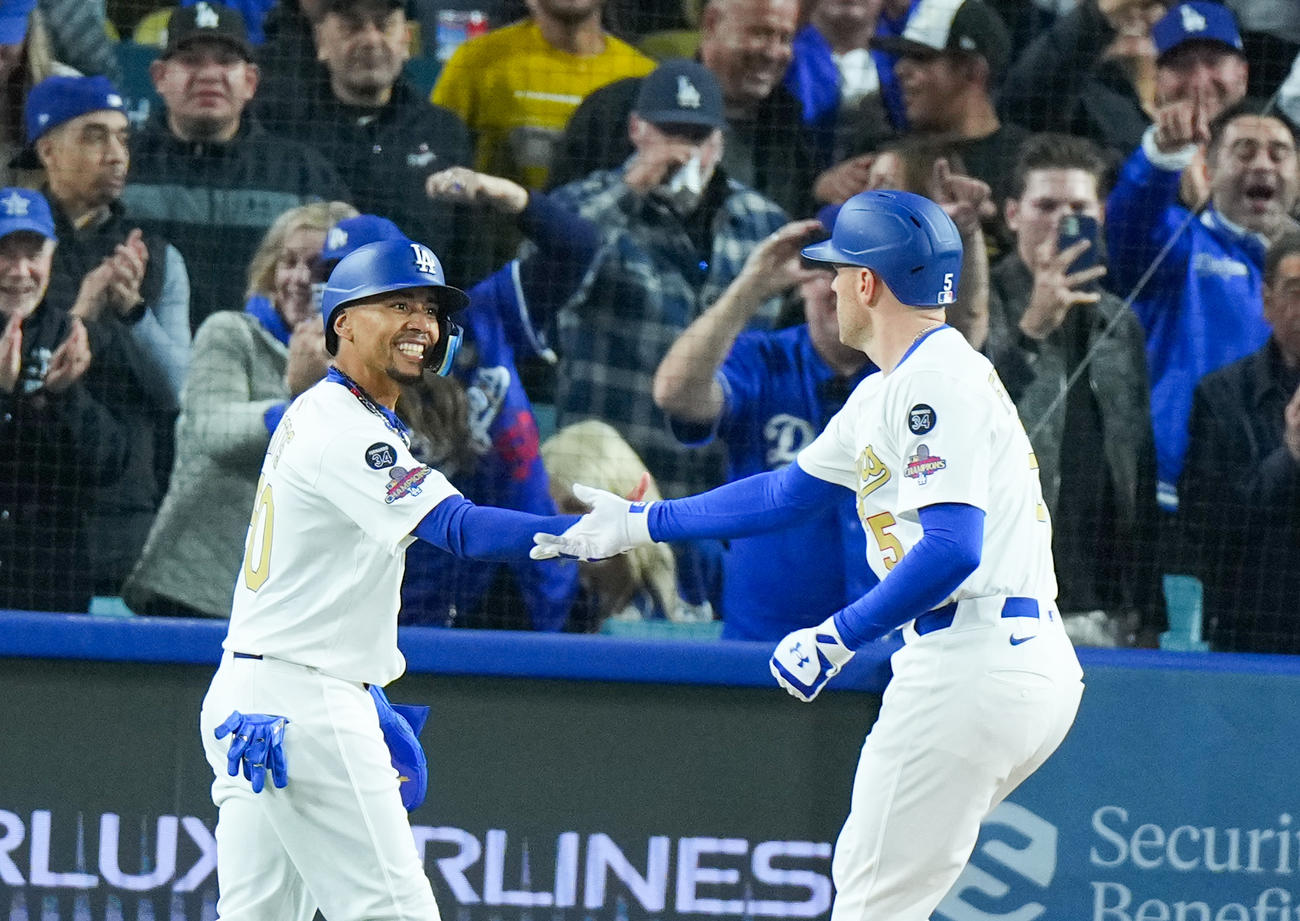 ドジャース対タイガース　6回裏ドジャース1死一塁、2点本塁打を放ち、生還した一塁走者ベッツ（左）に迎えらるフリーマン（撮影・菅敏）