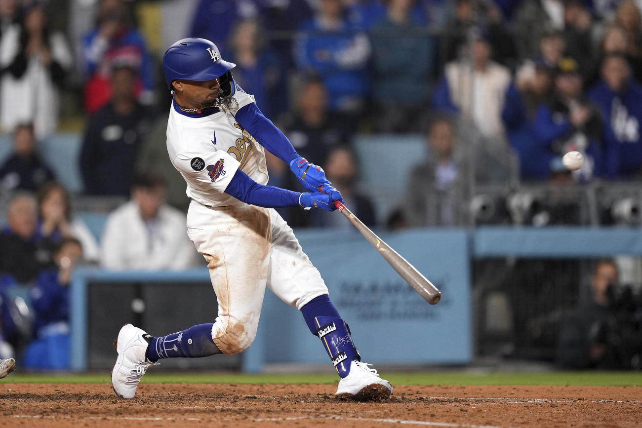 延長10回、サヨナラ3ランを放ったドジャースのムーキー・ベッツ（AP）