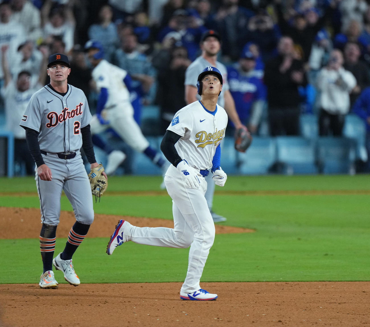 ドジャース対タイガース　10回裏ドジャース1死二、三塁、ベッツ（後方）のサヨナラ3点本塁打の打球を見上げる二塁走者大谷（撮影・菅敏）