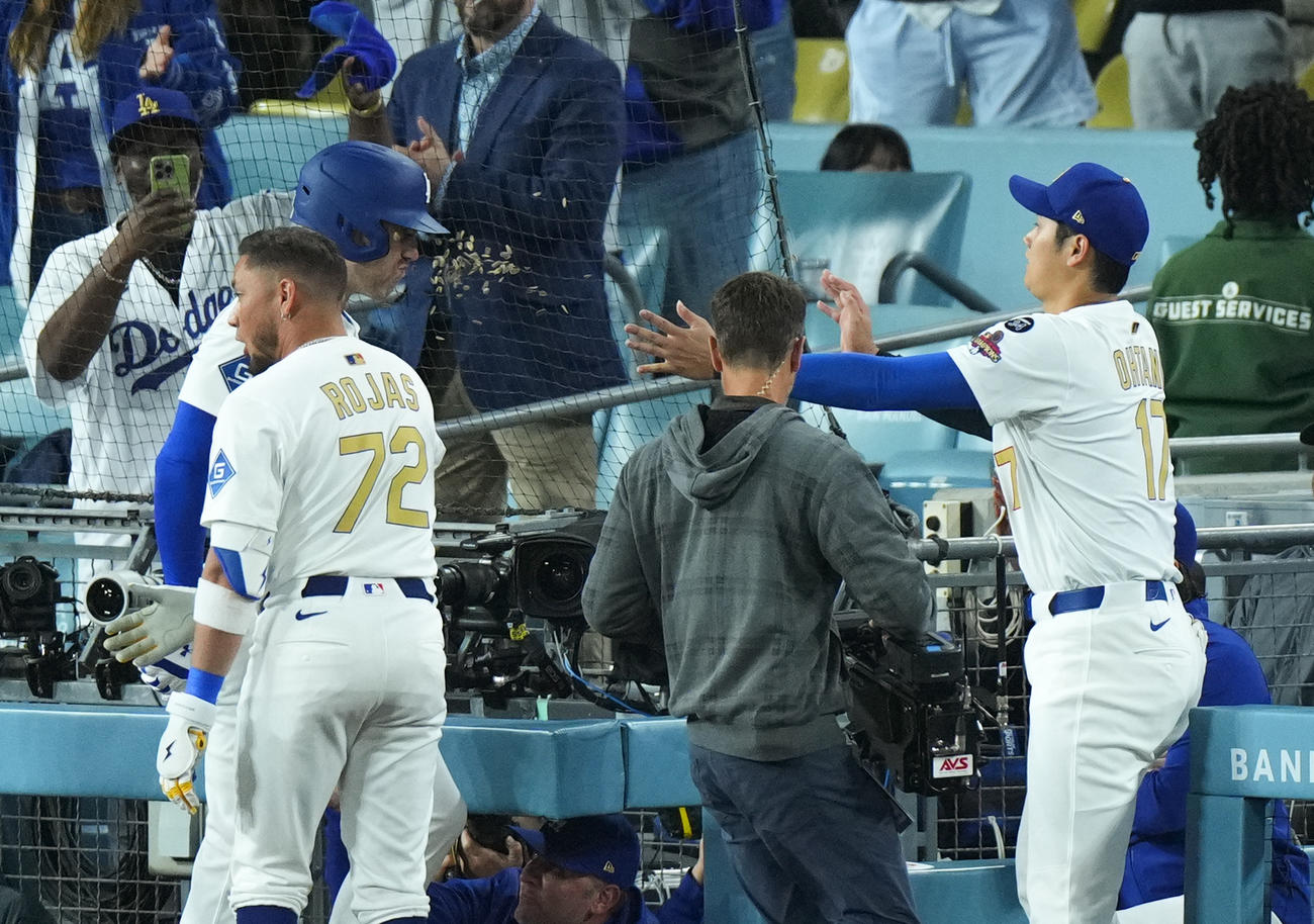 ドジャース対タイガース　6回裏ドジャース1死一塁、2点本塁打を放ったフリーマン（左から2人目）にひまわりを浴びせる大谷（撮影・菅敏）