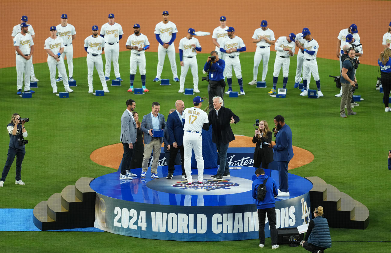 2024年世界一のリングセレモニーでステージに登場してチャンピオンリングを受け取るドジャース大谷（中央）（撮影・菅敏）