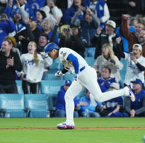 ドジャース対タイガース　10回裏ドジャース1死一塁、右前打を放ち、雄たけびを上げる大谷（撮影・菅敏）