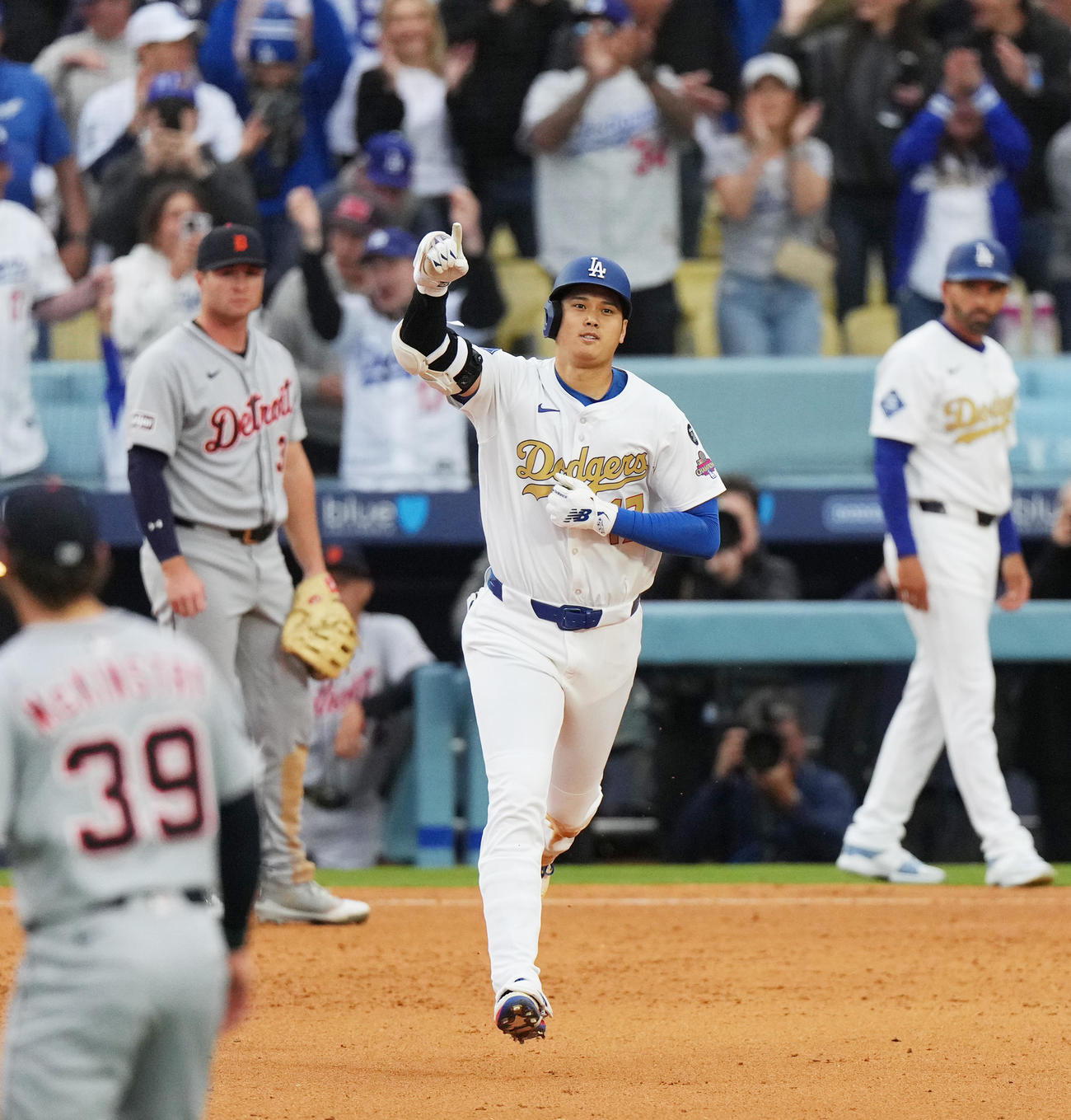 ドジャース対タイガース　7回裏ドジャース2死、左越えに今季2号ソロ本塁打を放ち、指を突き上げる大谷（撮影・菅敏）