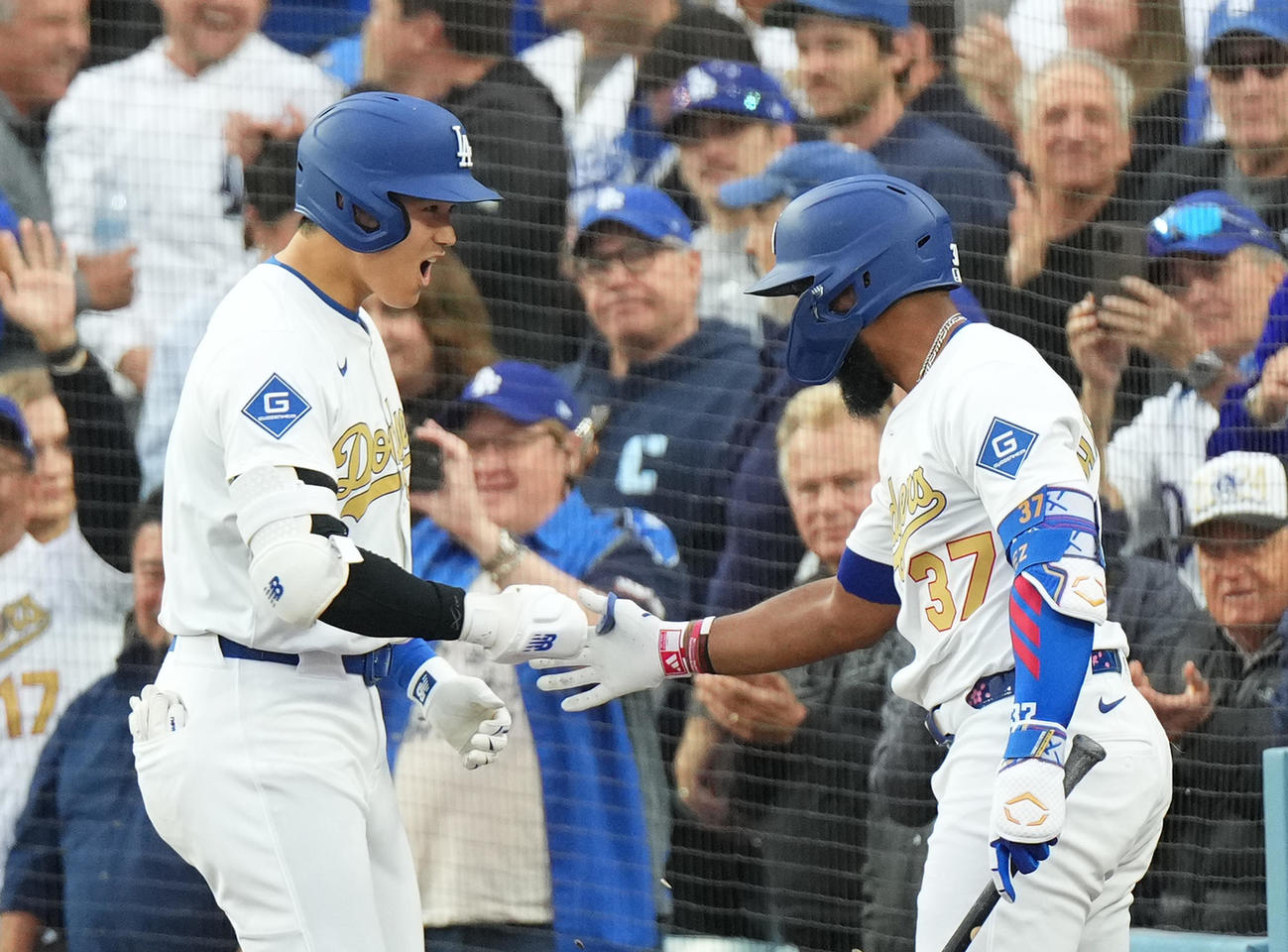 ドジャース対タイガース　7回裏ドジャース2死、左越えに今季2号ソロ本塁打を放ち、T・ヘルナンデス（右）に迎えられる大谷（撮影・菅敏）