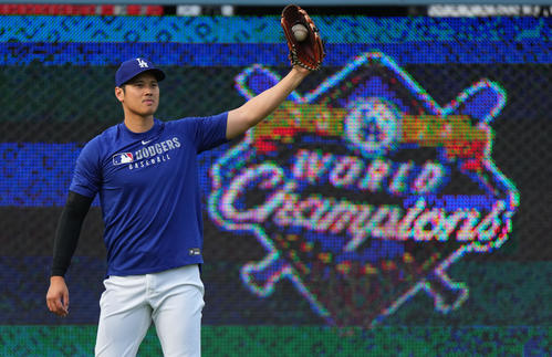 大谷翔平、ついに初のチャンピオンリングが贈呈 割れんばかりの大歓声