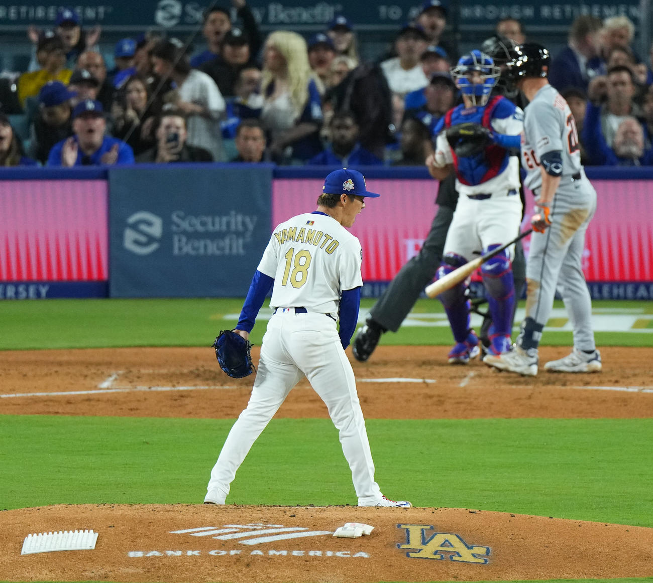 ドジャース対タイガース　5回表タイガース2死一塁、スペンサー・トーケルソンを三振に仕留め、雄叫びを上げる山本（撮影・菅敏）
