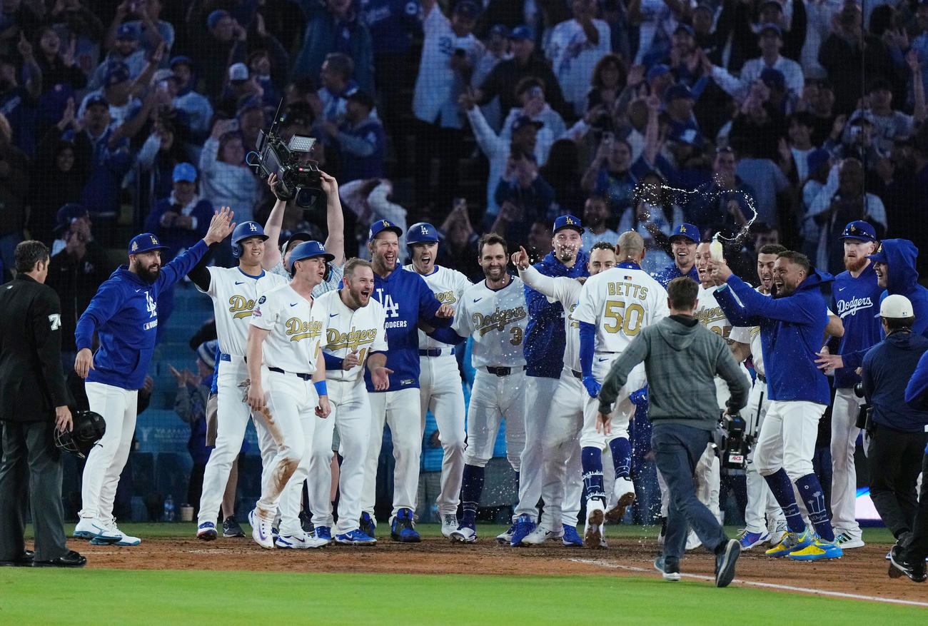 ドジャース対タイガース　10回裏ドジャース1死二、三塁、サヨナラの3点本塁打を放ち歓喜の輪の中に飛び込むベッツ（中央右）を笑顔で迎える大谷（左から2人目）（撮影・菅敏）