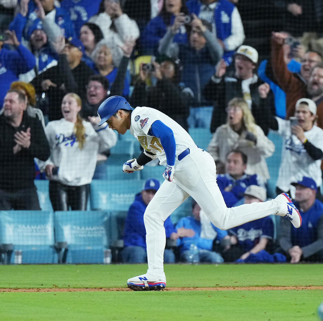 ドジャース対タイガース　10回裏ドジャース1死一塁、右前打を放ち、雄たけびを上げる大谷（撮影・菅敏）