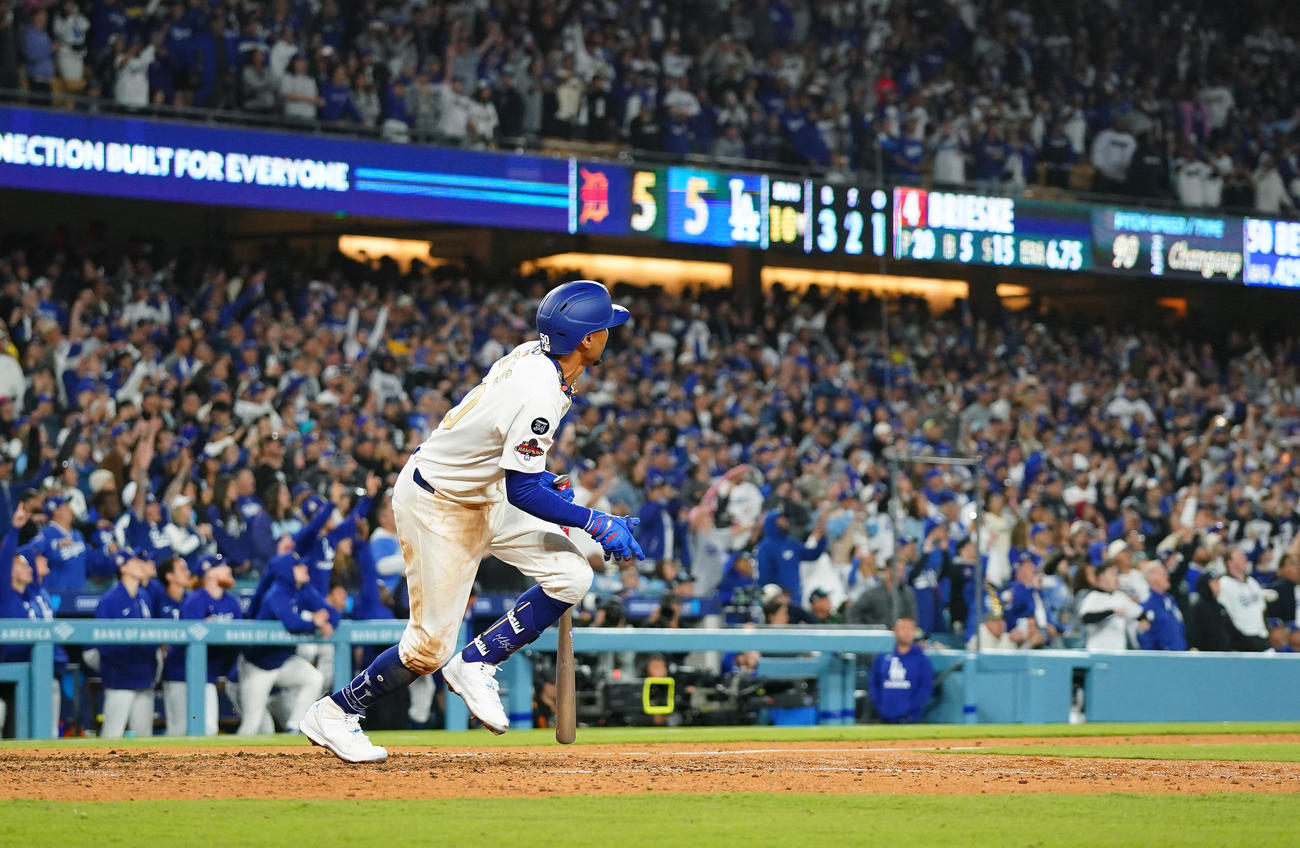 ドジャース対タイガース　10回裏ドジャース1死二、三塁、サヨナラの3点本塁打を放つベッツ（撮影・菅敏）