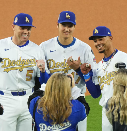 大谷翔平、インスタでチャンピオンリングの喜び投稿 デコピンへの